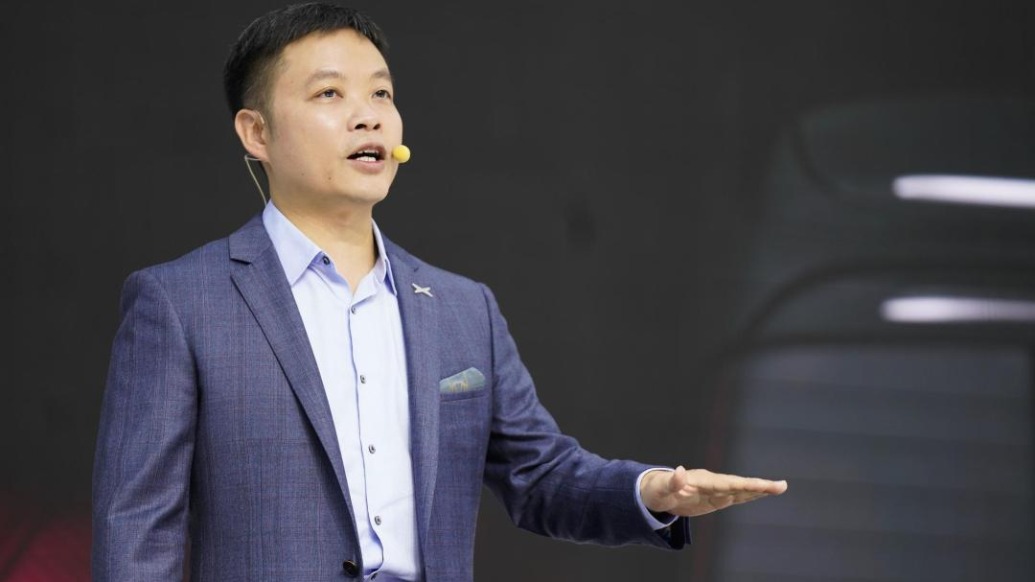 何小鵬對(duì)話羅永浩：我擔(dān)憂AI，但更擔(dān)憂“腦永生”