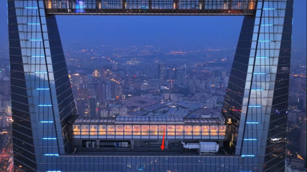 兩架無人機(jī)400米高空相撞后墜落在96層樓平臺(tái)，涉事飛手均被罰