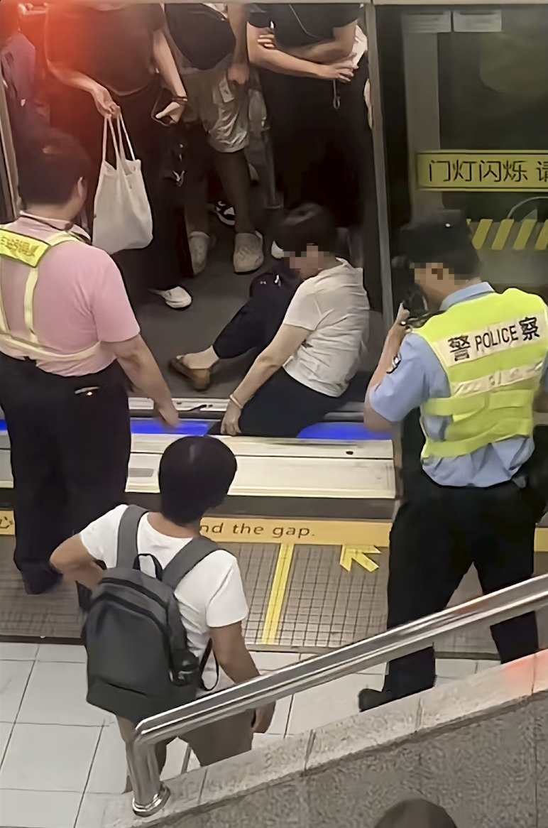 女乘客一脚踏空，腿被卡在地铁站台和列车间隙处1分钟内被解救