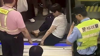 女乘客一腳踏空，腿被卡在地鐵站臺(tái)和列車間隙處1分鐘內(nèi)被解救
