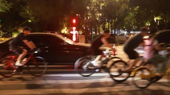 記錄中國(guó)丨杭州西湖夜騎火了！我們一起來打卡