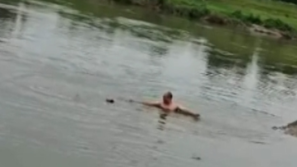 男子河邊散步順手救了個娃，母親目睹全程過度緊張服用救心丸緩解