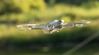 涉軍區(qū)域多次出現(xiàn)無(wú)人機(jī)疑似違規(guī)拍攝閱兵軍機(jī)訓(xùn)練，國(guó)家安全部通報(bào)2人被行政處罰