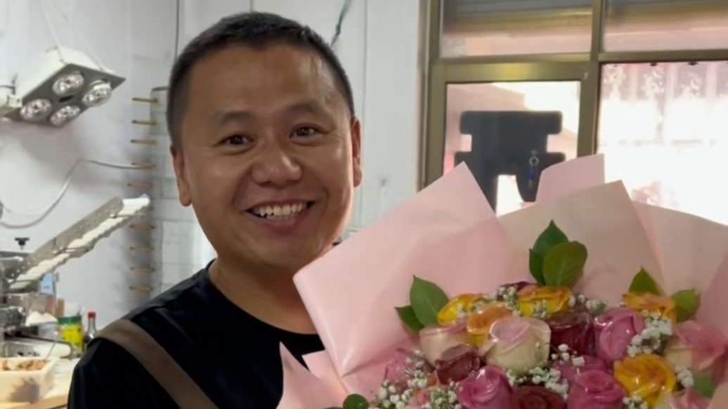 七夕，面點(diǎn)師丈夫給妻子做了一束可以吃的“玫瑰花”