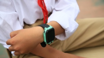 馬上評(píng)｜電話手表進(jìn)校園，“分類管理”是最優(yōu)解