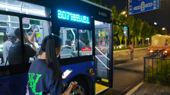杭州開行“夜歸人巴士”：21時(shí)后預(yù)約，專從地鐵口到小區(qū)