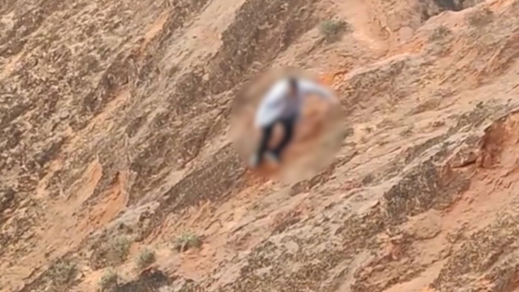 張掖七彩丹霞景區回應“游客翻過護欄踩踏巖體”：地質資源不可再生，已報警