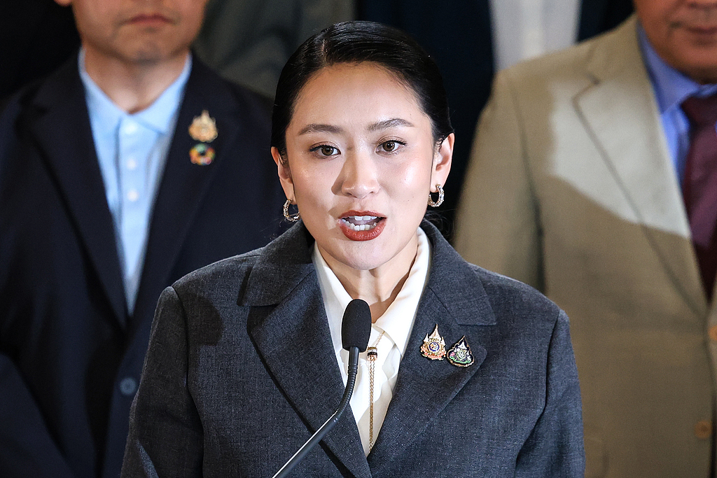 解读｜他信家族走到十字路口：佩通坦被解除总理职位，下月还有一关