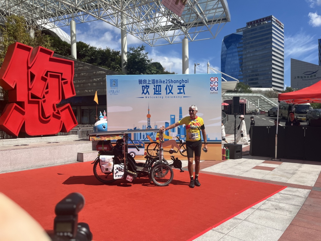 横跨欧亚大陆1.2万公里，63岁比利时男子骑行4个多月到达上海