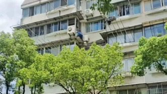 高溫天店鋪門(mén)口頻現(xiàn) “空調(diào)雨”，如何多方協(xié)作解難題？