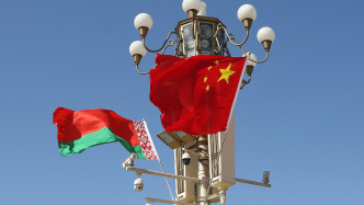 白俄羅斯總統(tǒng)盧卡申科乘機抵達天津，出席2025年上合組織峰會