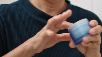 七旬老人买化妆品去眼袋花费近4万元没效果，微信交易维权难