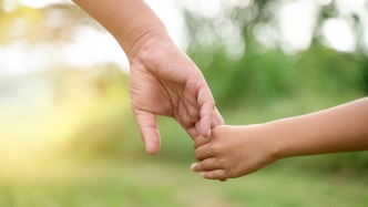 暖聞丨夫妻倆開車途中發(fā)現(xiàn)走失男童，帶著找交警將其送回
