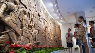 全國年均舉辦抗戰(zhàn)主題展覽500余個(gè)，逾6000萬人次觀眾走進(jìn)抗戰(zhàn)遺址和場館