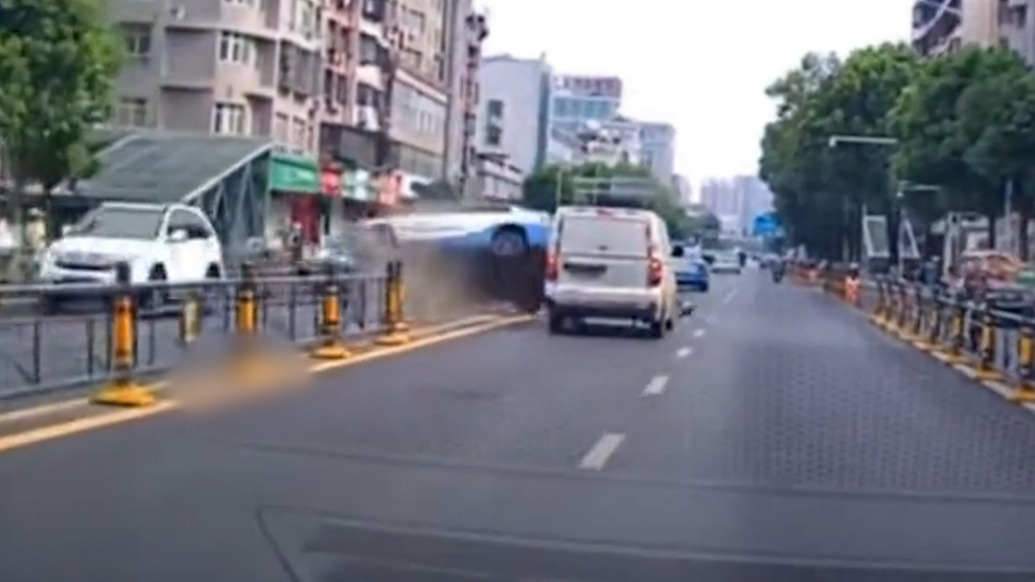 出租車疑開“斗氣車”撞破護欄殃及對向車輛，孝感交警：無人員死亡