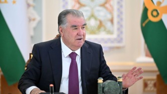 塔吉克斯坦总统拉赫蒙乘机抵达天津，出席2025年上合组织峰会