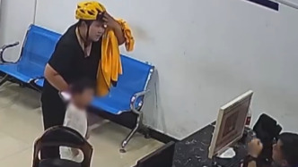 外賣員媽媽暴雨中將孩子托付派出所，民警痛快接過孩子并悉心照顧