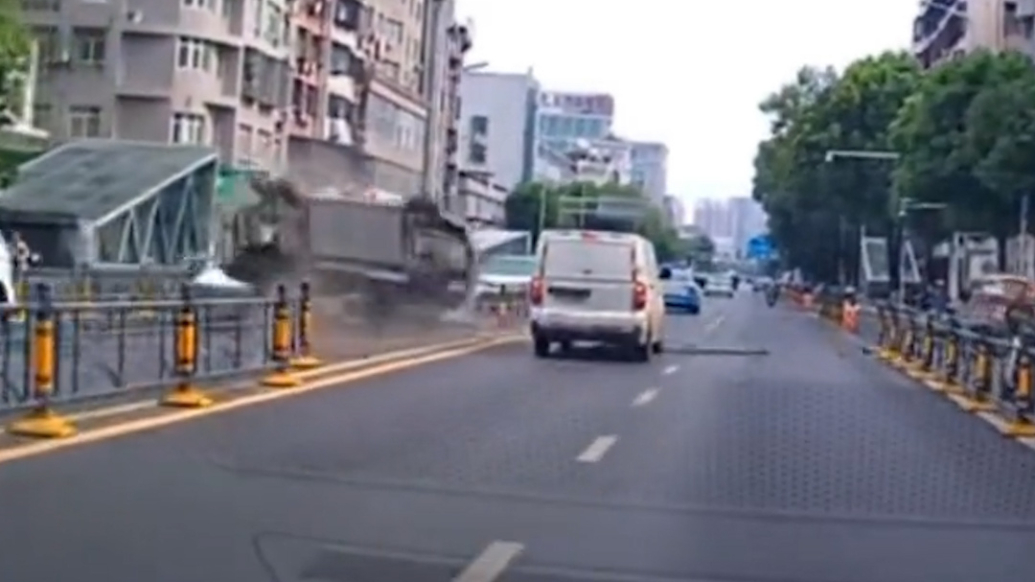 湖北孝感警方通報(bào)“出租車(chē)側(cè)翻”：司機(jī)操作不當(dāng)與其他車(chē)輛碰撞，5人受傷