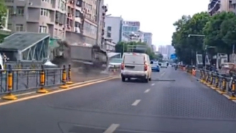 湖北孝感警方通報(bào)“出租車側(cè)翻”：司機(jī)操作不當(dāng)與其他車輛碰撞，5人受傷