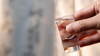 五大白酒企業(yè)上半年凈賺850億元：茅臺(tái)454億領(lǐng)跑，洋河凈利下滑