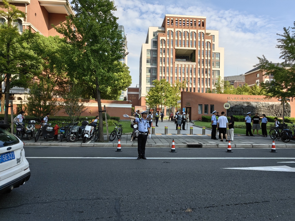 开学首日仪式感拉满：机器人成表演嘉宾，定制公交也安排上了