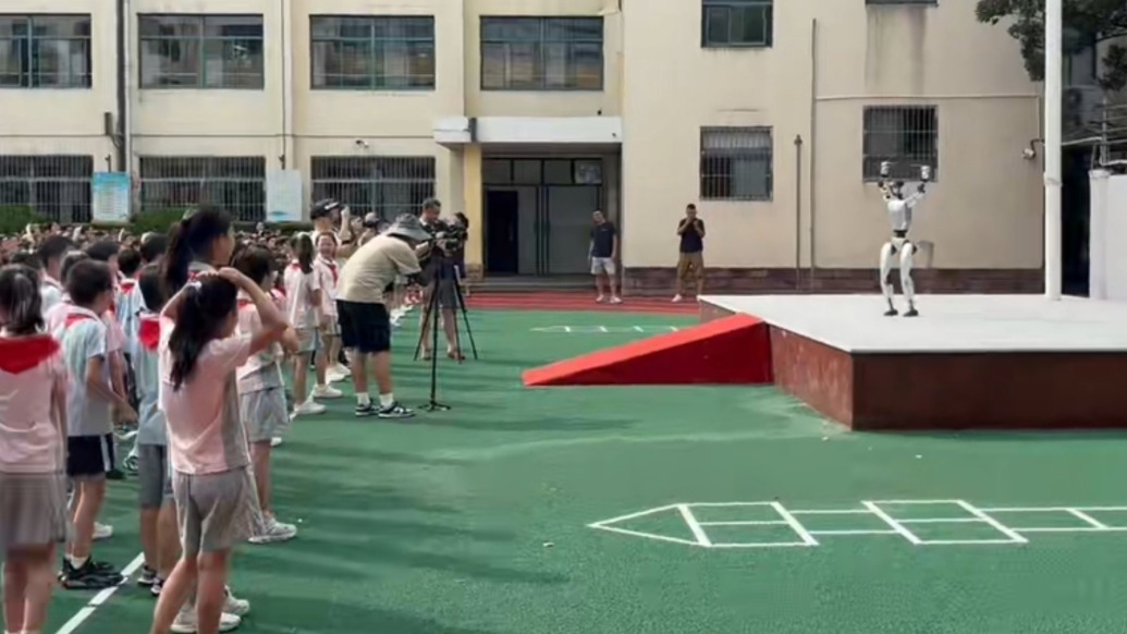 機器人跳舞、護校定制公交上新……開學首日的“創意”太多了