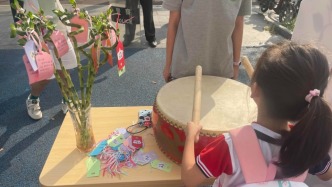 開學(xué)首日儀式感拉滿：機(jī)器人成表演嘉賓，定制公交也安排上了