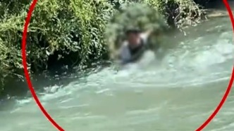 三名男童水中遇险哭喊求救，两名热心小伙下水救起