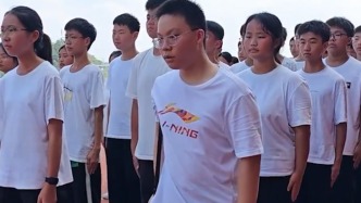 “我不能掉隊(duì)！”男生先天殘疾需依靠拐杖行走，仍堅(jiān)持參加高一新生軍訓(xùn)