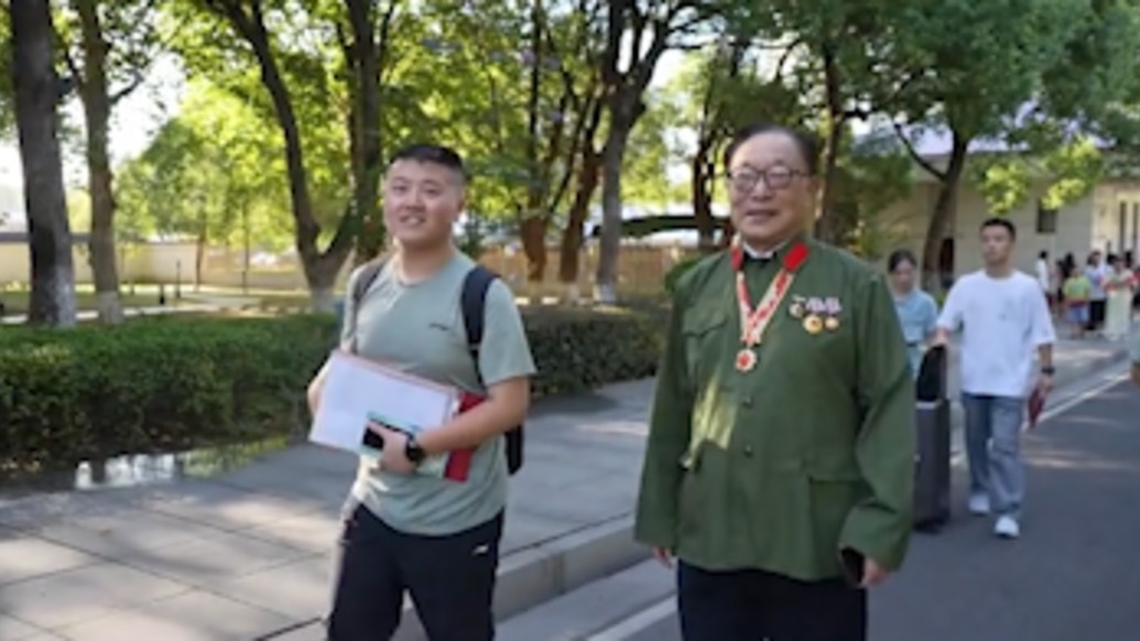 一等功臣爺爺送孫子到國防科大報(bào)到