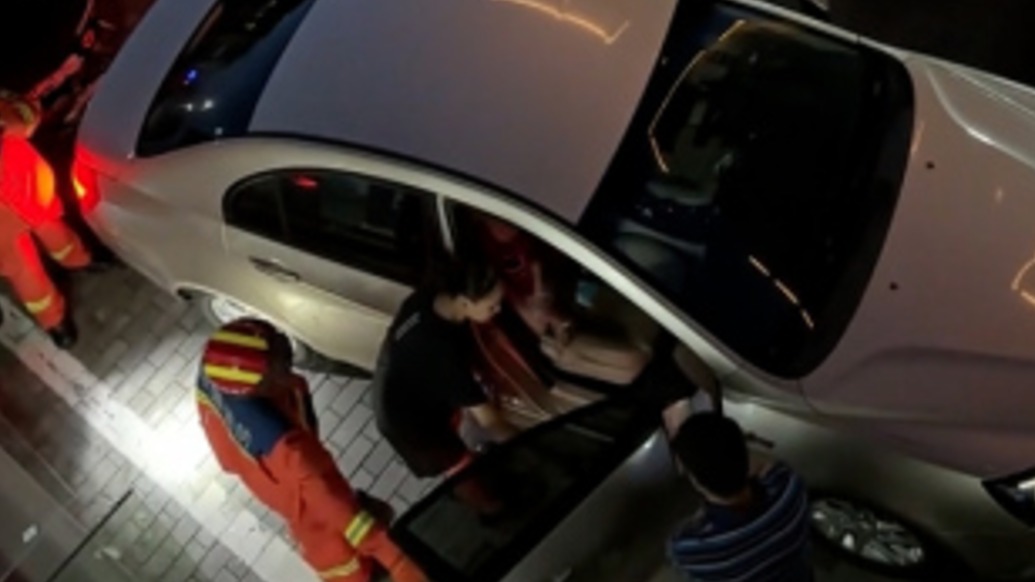 幼童帶著車鑰匙進車玩耍誤按鎖車鍵，消防破窗救出