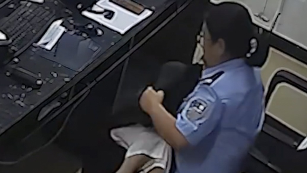 外賣員暴雨中把孩子寄放派出所，一次托付背后是最樸素的“中國式安全感”