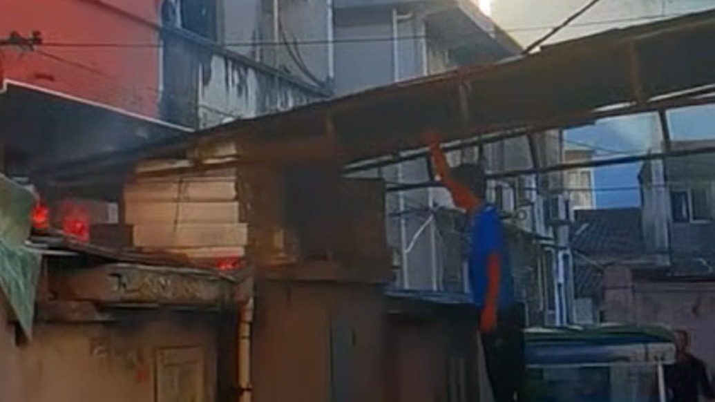 “這煙不對(duì)勁”，快遞小哥調(diào)轉(zhuǎn)車頭勇救火