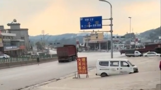 昆明一貨車溜車司機狂奔追車未果，最終撞上護欄停下