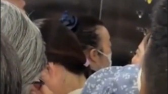 主打一個(gè)隨緣治愈，醫(yī)院電梯操作員給的情緒價(jià)值到位