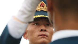 探访阅兵训练场：哪些方队将“劈枪”？“最帅天团”如何练成？