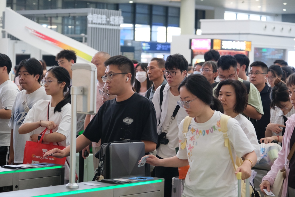 长三角铁路暑运发送旅客量同比增3.4%创新高，累计运送“苏超球迷”逾2.4万人次