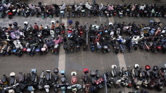 自行改裝的電動(dòng)自行車停放未充電狀態(tài)下起火，車主被行拘11日