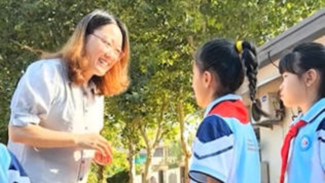中小學開學首日校長給學生發(fā)“種子卡”：希望他們像種子一樣破土成長