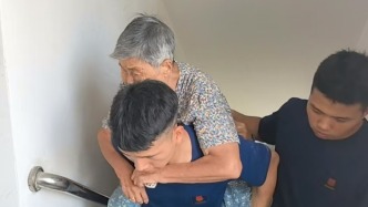電梯“罷工”九旬老人困樓下，3名消防員輪番接力將其背回24樓家中