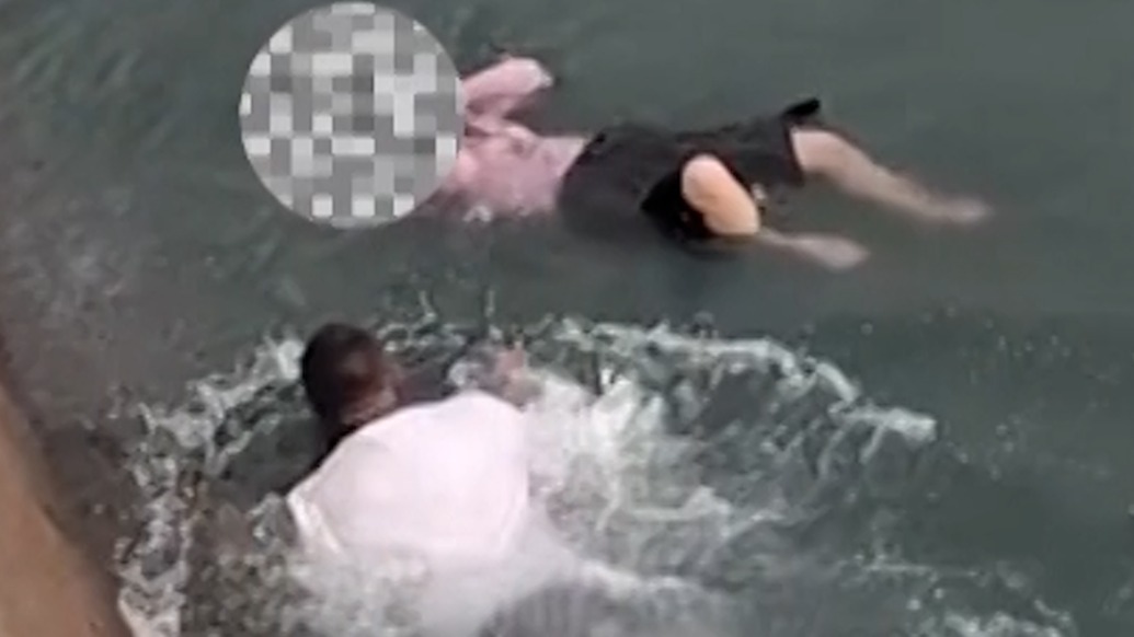 對話大雨中百米沖刺跳海救人男子：見死不救心里過不去