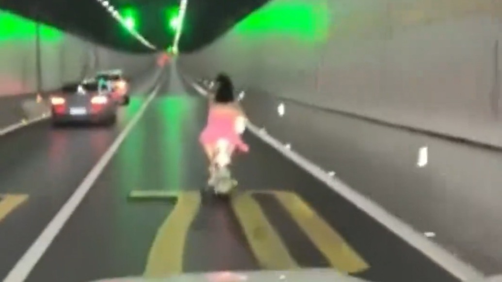 南京一女子騎電動車進隧道致?lián)矶?，被罰款50元