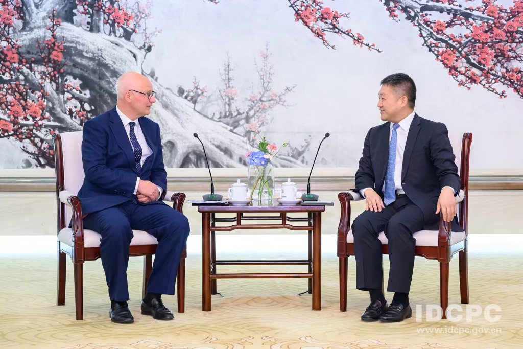 陆慷会见英国新任驻华大使魏磊