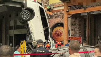 湖北英山一车辆冲上人行道垂直倒立致1死2伤，警方排除毒驾酒驾