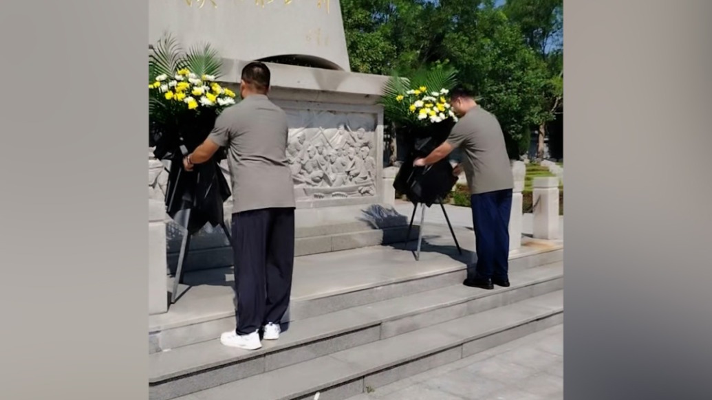 銘記歷史、珍愛和平！市民到烈士陵園獻(xiàn)花籃擦拭墓碑