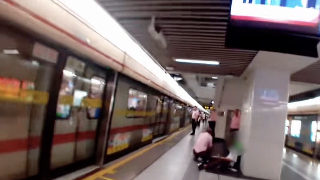 15歲男孩早高峰地鐵暈倒直冒冷汗，一群人沖了上來(lái)……