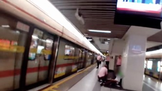 15歲男孩早高峰地鐵暈倒直冒冷汗，一群人沖了上來(lái)……