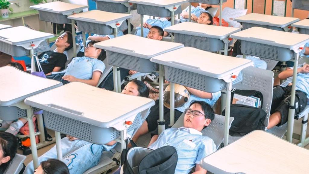 马上评｜告别“午休趴睡”，还需推进小班化教学