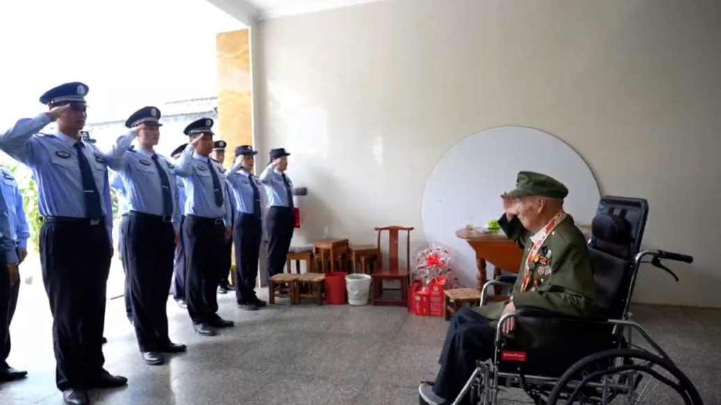 云南瑞麗邊檢站銀井分站看望慰問97歲老戰(zhàn)士