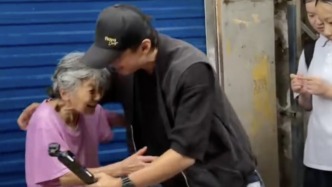 “給鹿晗也帶一份！”鄧超演唱會前專程探訪賣涼菜的南昌“一毛錢奶奶”